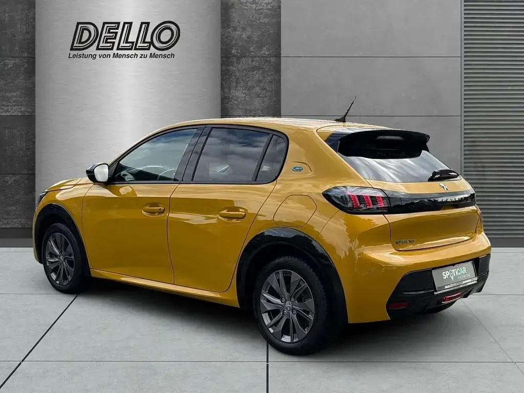Gebraucht Peugeot e-208 Allure 100 kW (136 PS) 2023 Gelb Kleinwagen