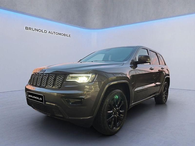 Grau Gebraucht 2017 Jeep Grand Cherokee Night Eagle SUV | 26.490 € (Etwas zu teuer) - Bild 1/4