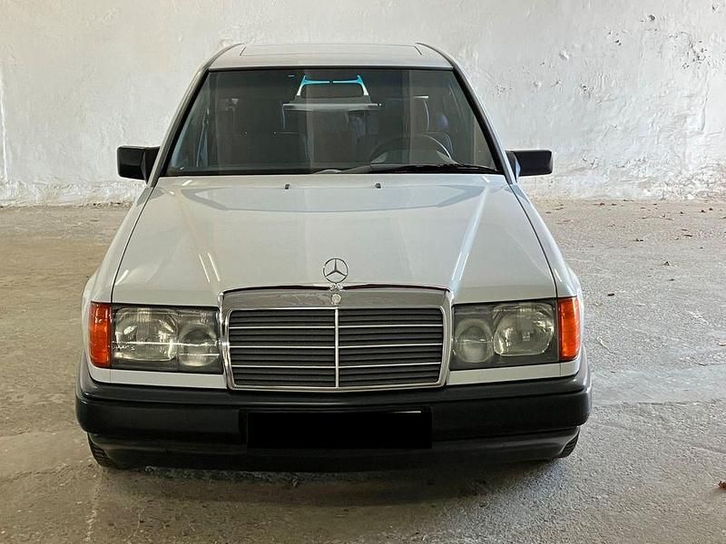 Gebraucht Mercedes 200 105 PS (77 kW) 1988 Weiß Limousine