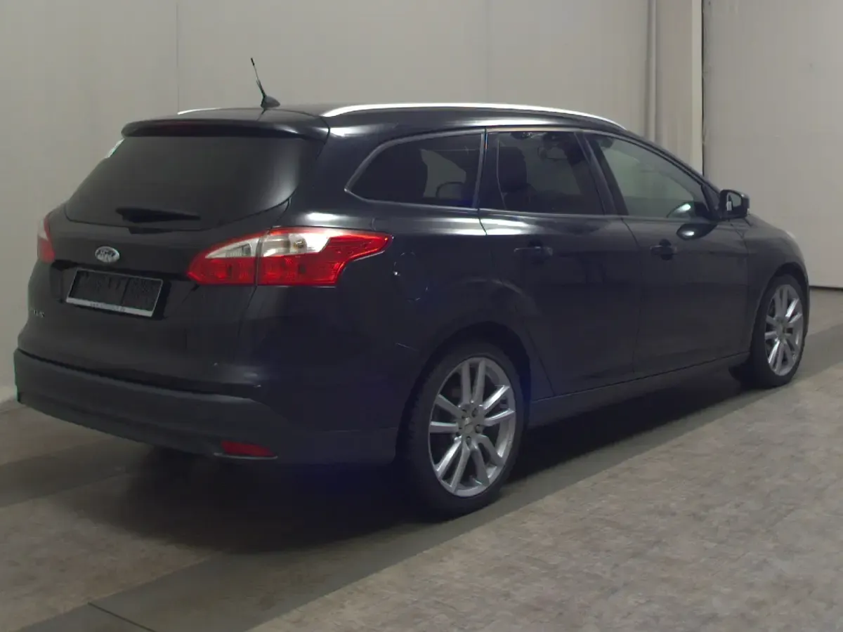 Gebraucht Ford Focus Trend 125 PS (91 kW) 2011 Panther schwarz metallic Kombi