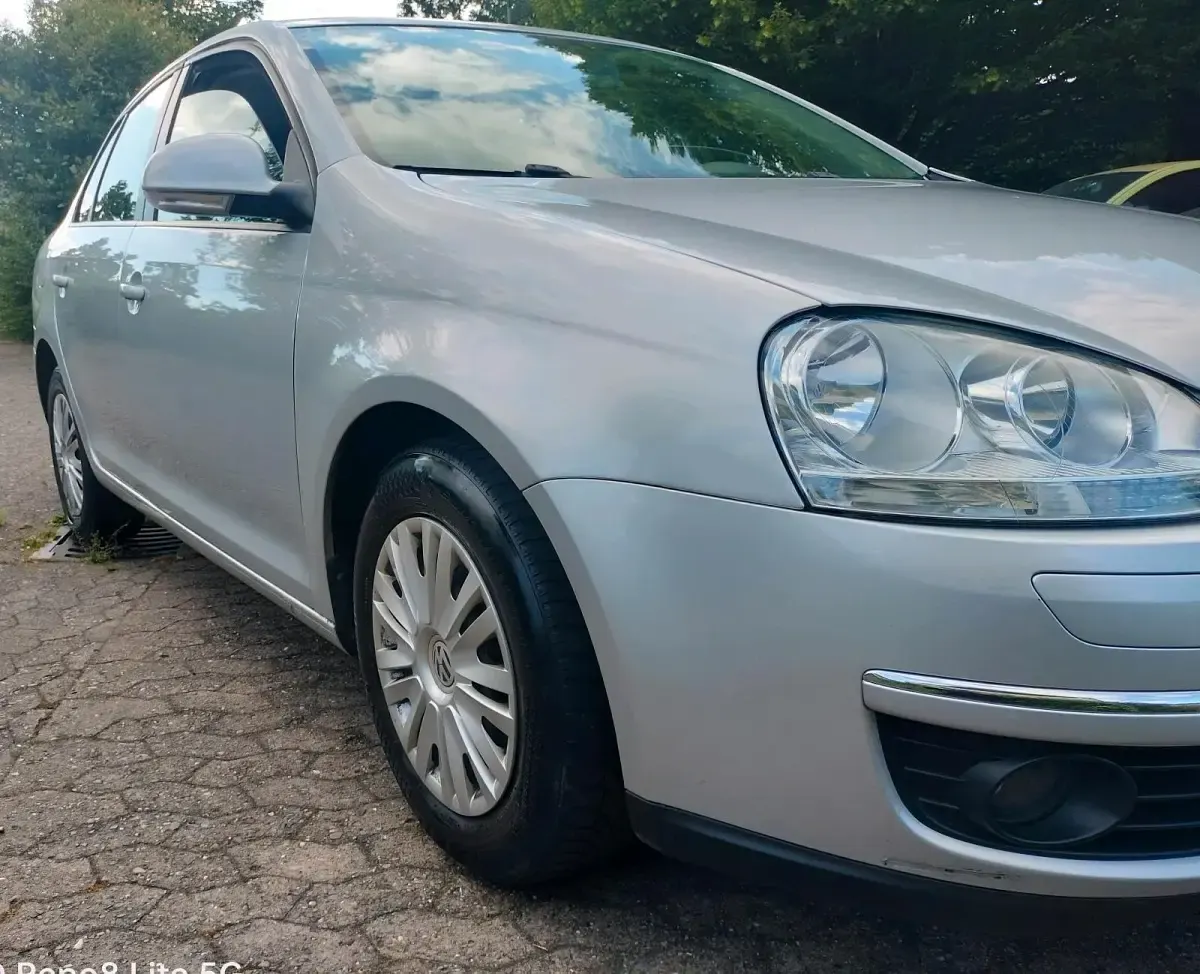 Gebraucht VW Jetta 101 PS (74 kW) 2010 Silber Limousine