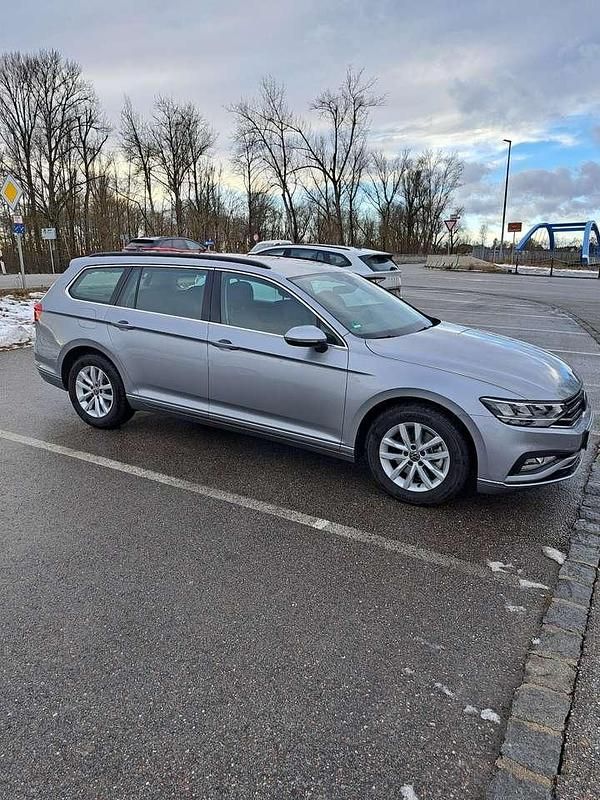 Silber Gebraucht 2023 VW Passat Business Kombi | 26.000 € (Guter Preis) - Bild 1/4