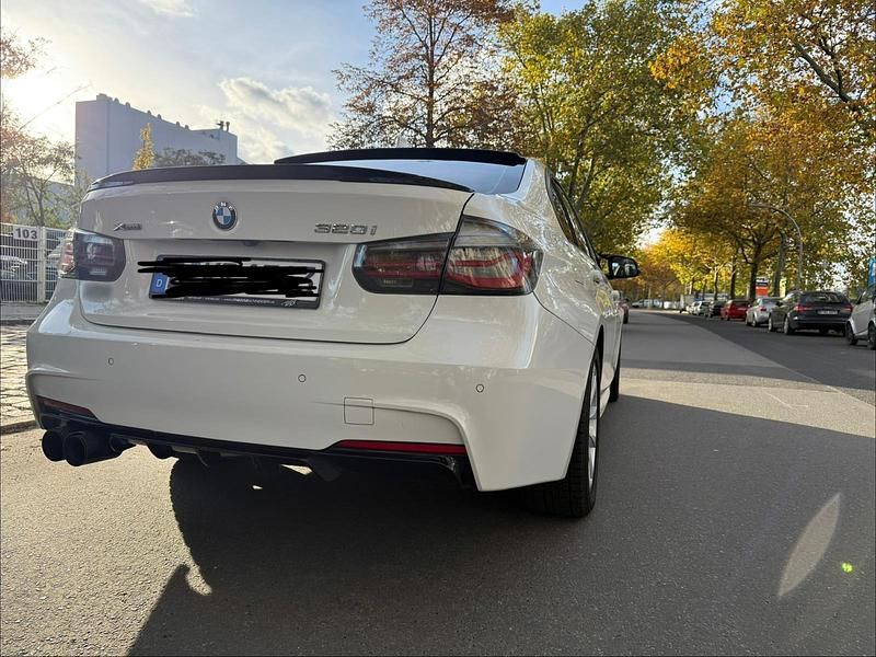Gebraucht BMW 320 180 PS (132 kW) 2018 Weiß Limousine