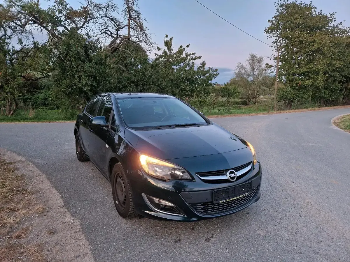 Używany Opel Astra 140 KM (102 kW) 2014 Sedan/Limuzyna