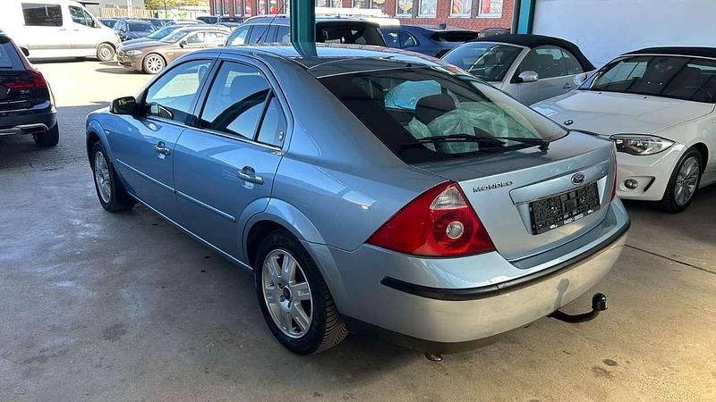 Usado Ford Mondeo Ghia 131 CV (96 kW) 2004 Azul Berlina