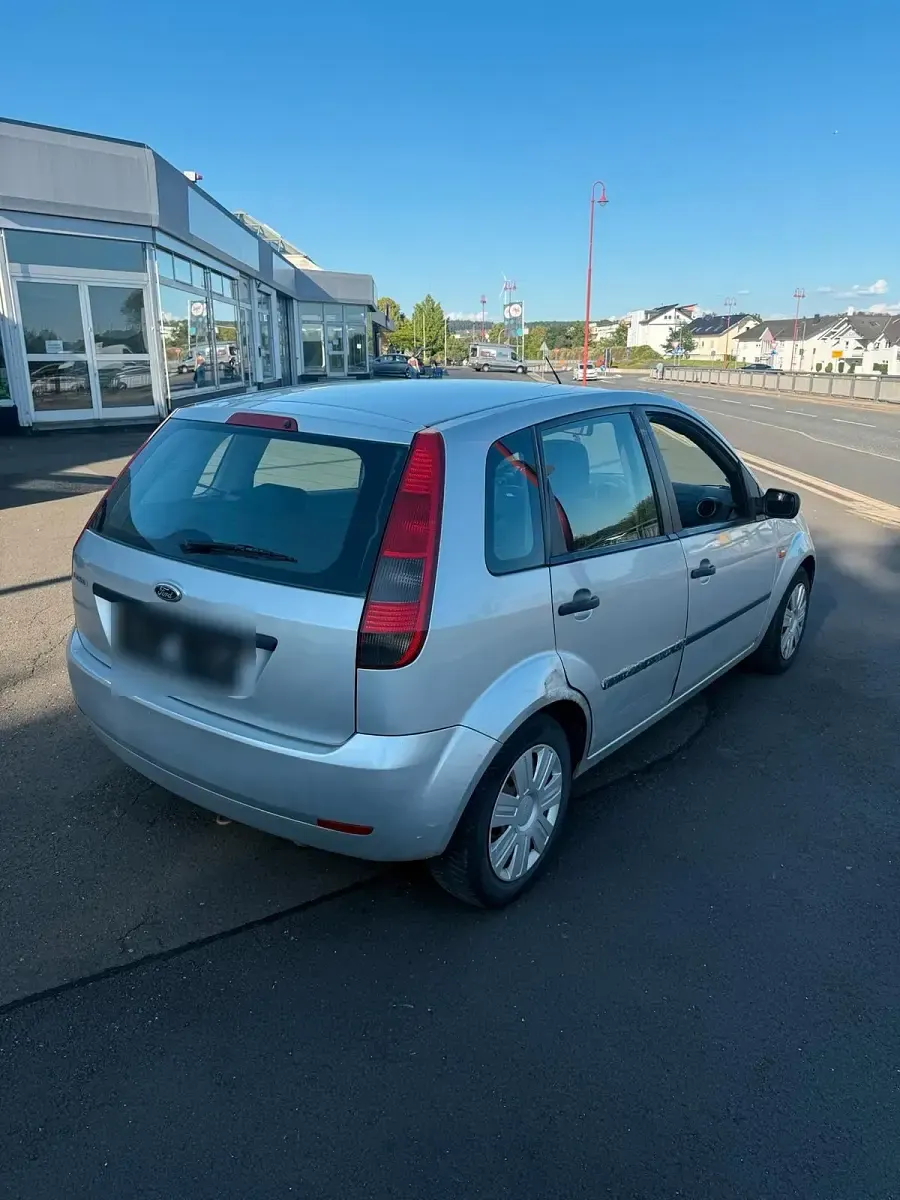 Gebraucht Ford Fiesta 80 PS (58 kW) 2004 Silber Kleinwagen