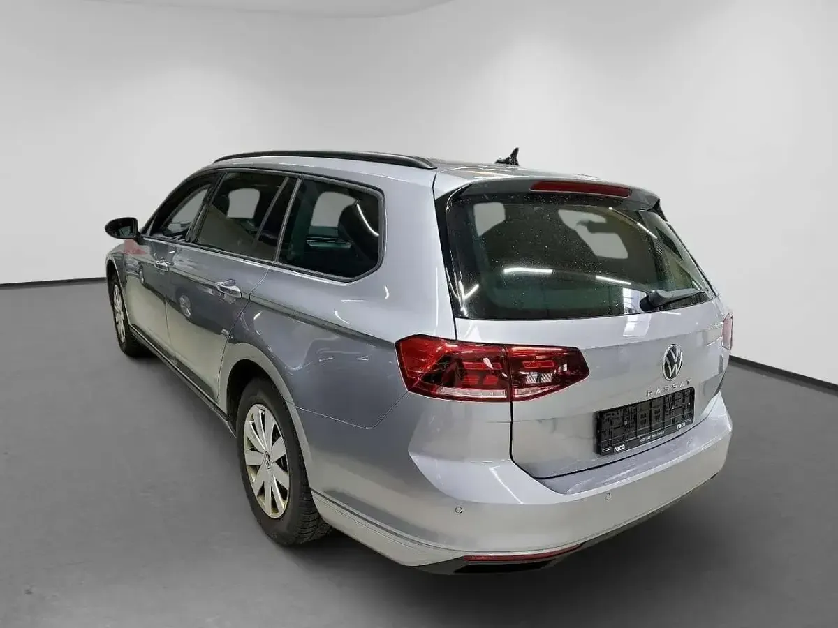 Gebraucht VW Passat 122 PS (89 kW) 2024 Silber Kombi