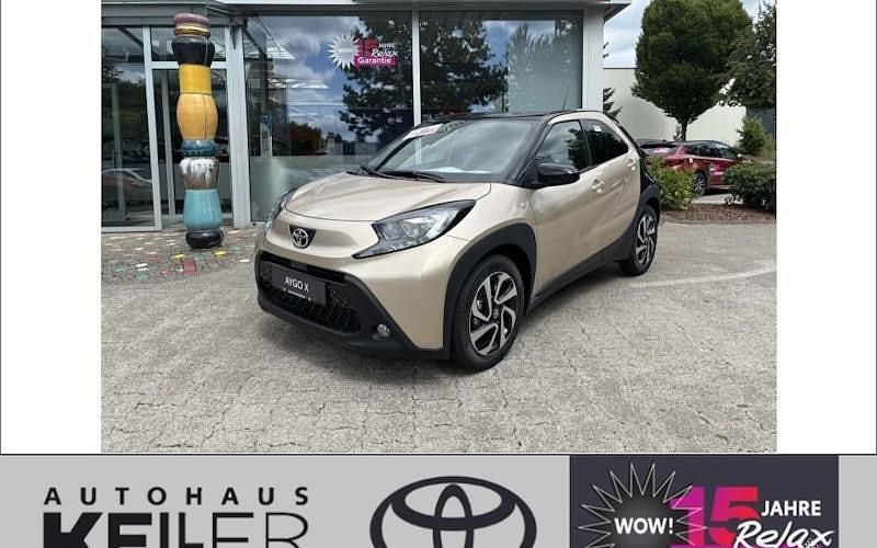 Beige Neu 2025 Toyota Aygo Play Kleinwagen | 21.360 € - Bild 1/4