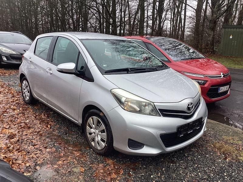 Gebraucht Toyota Yaris 90 PS (66 kW) 2012 Silber Kleinwagen