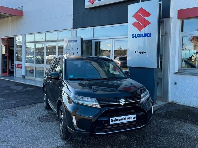 Schwarz Gebraucht 2024 Suzuki Vitara Comfort+ SUV | 24.490 € (Fairer Preis) - Bild 1/4