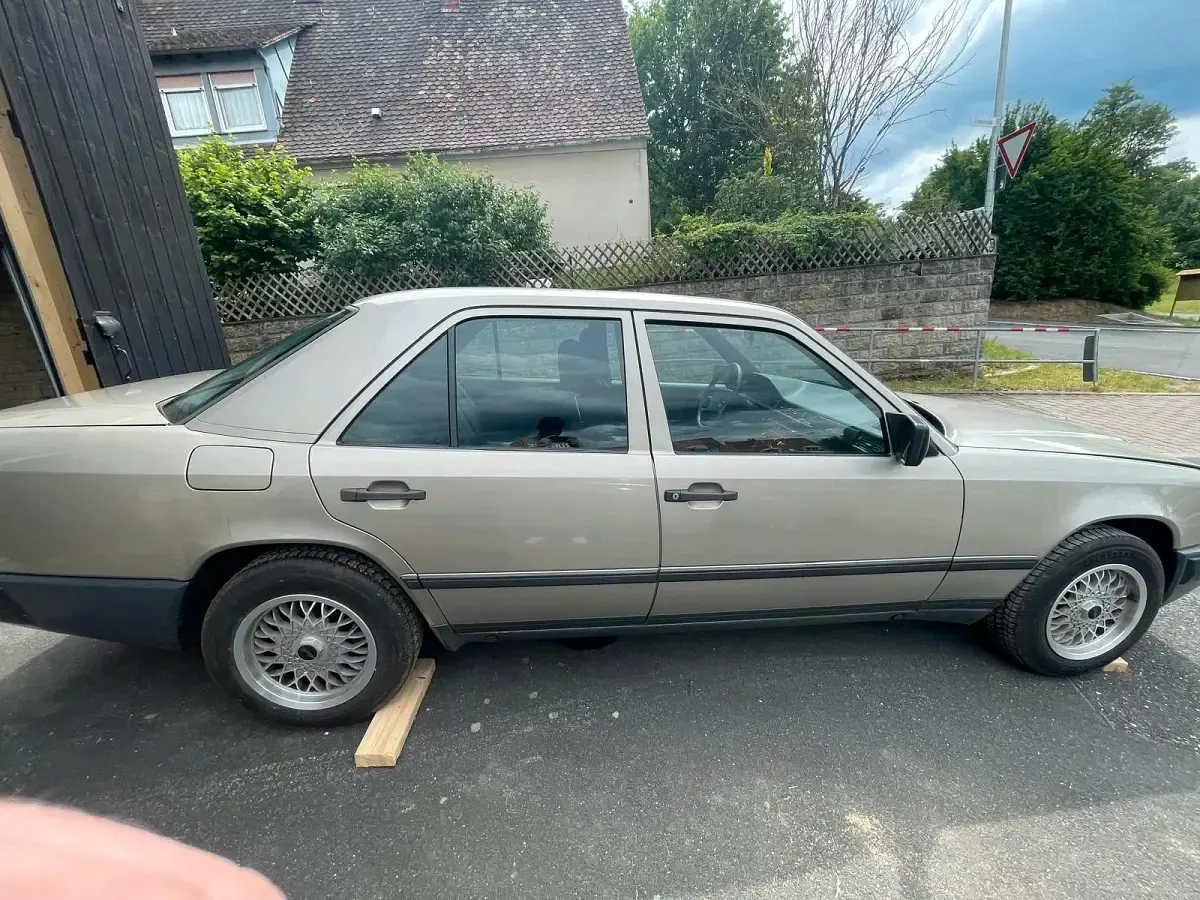 Gebraucht Mercedes E230 132 PS (97 kW) 1985 Kleinwagen