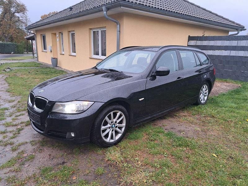 Schwarz Gebraucht 2010 BMW 316 Exclusive Kombi | 3.300 € (Guter Preis) - Bild 1/4