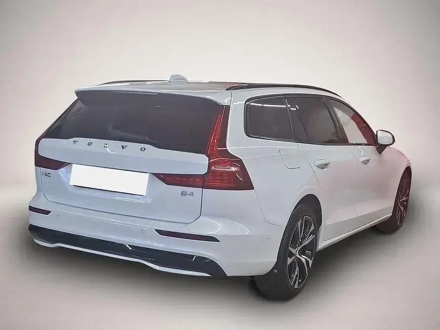 Gebraucht Volvo V60 Plus 197 PS (144 kW) 2025 Manufacturer Kombi