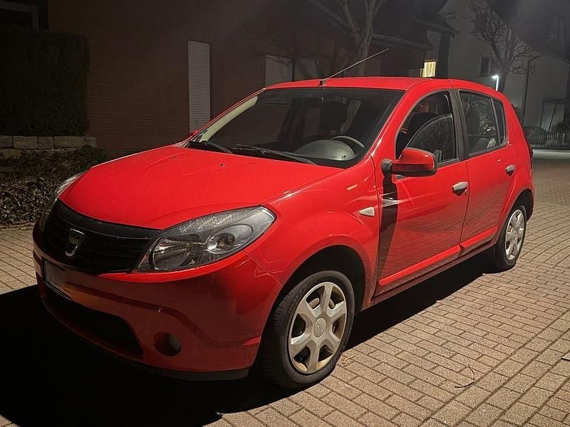 Rot Gebraucht 2010 Dacia Sandero Limousine | 1.849 € (Guter Preis) - Bild 1/4