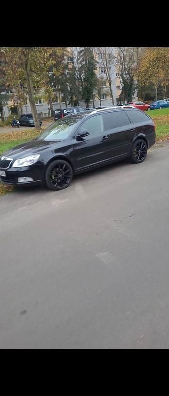 Schwarz Gebraucht 2011 Skoda Octavia Elegance Kombi | 3.500 € (Superpreis) - Bild 1/4
