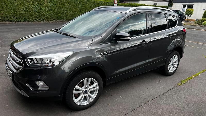 Grau Gebraucht 2018 Ford Kuga SUV | 15.300 € (Fairer Preis) - Bild 1/4