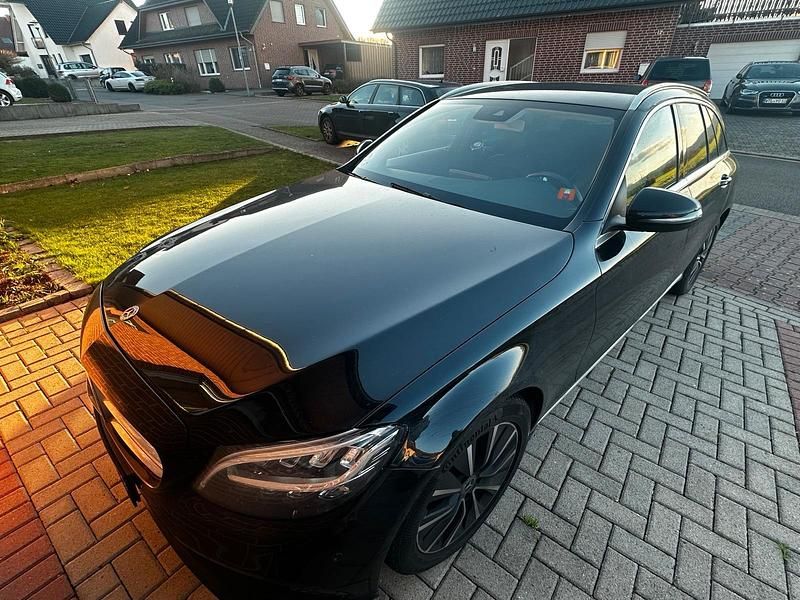 Schwarz Gebraucht 2018 Mercedes C200 Kombi | 12.900 € - Bild 1/4