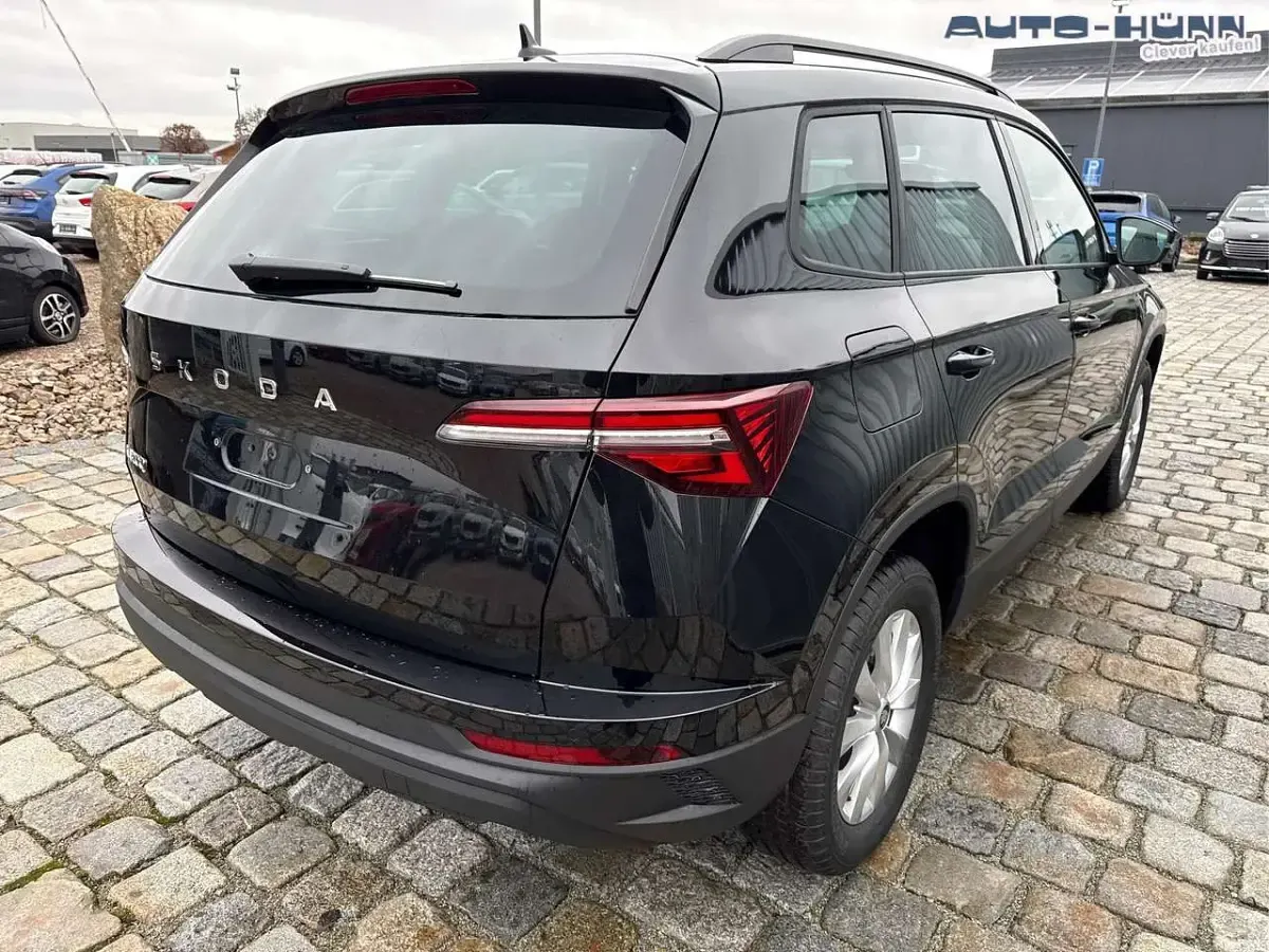 Neu Skoda Karoq Selection 150 PS (110 kW) 2025 Schwarz metallic schwarz metallic SUV