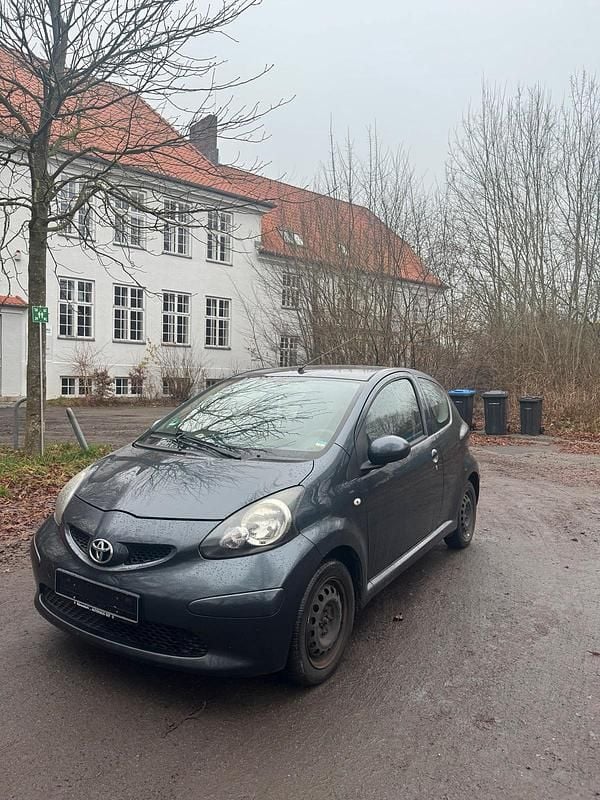 Grau Gebraucht 2007 Toyota Aygo Kleinwagen | 2.200 € (Fairer Preis) - Bild 1/4