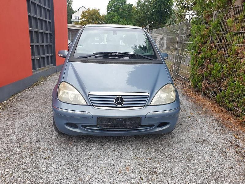 Blau Gebraucht 2003 Mercedes A160 Elegance Van / Kleinbus | 1.590 € (Fairer Preis) - Bild 1/4