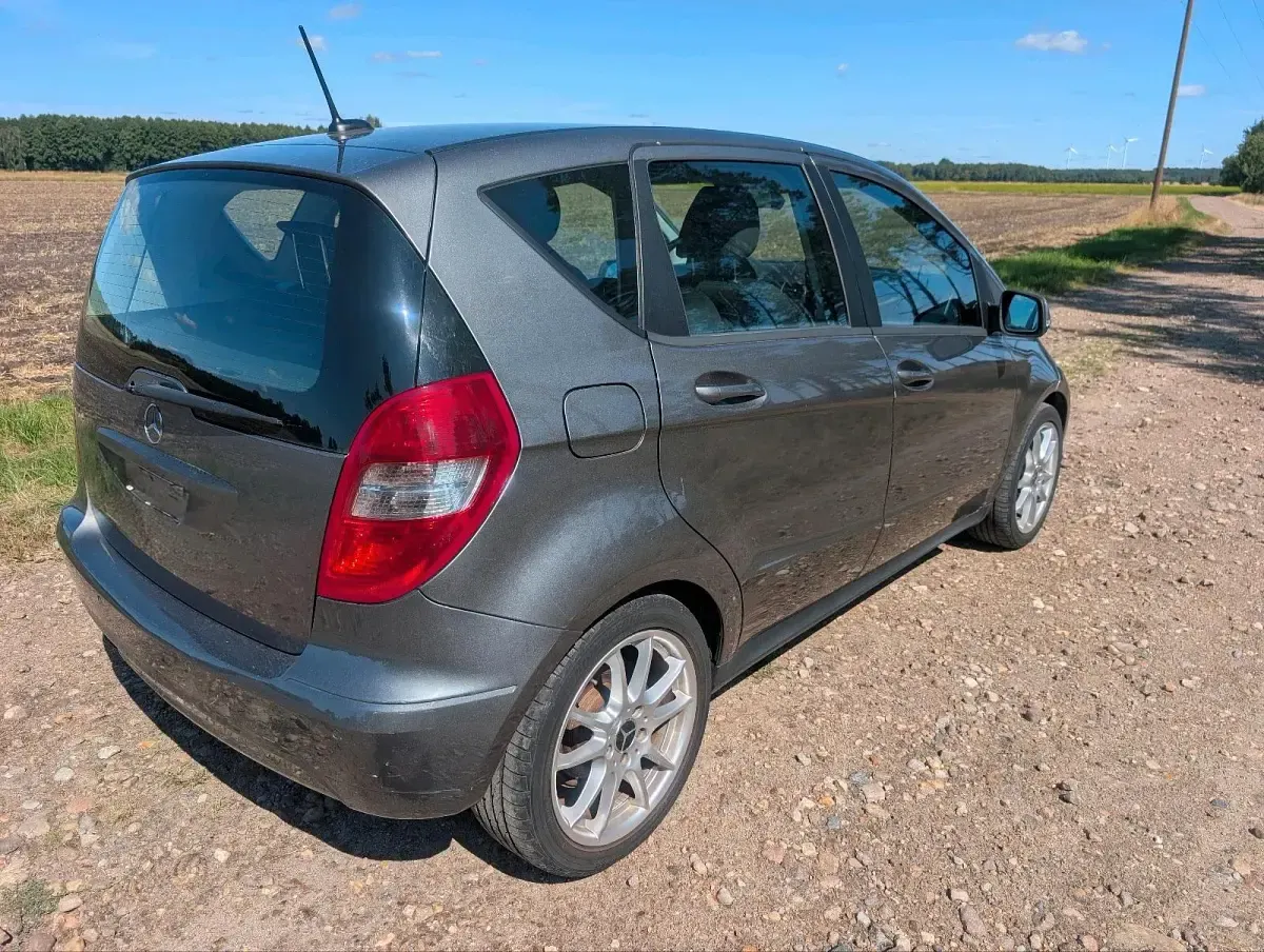 Gebraucht Mercedes A150 95 PS (69 kW) 2011 Grau Kleinwagen