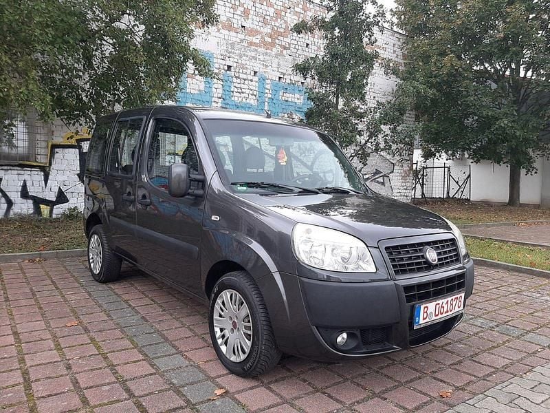 Grau Gebraucht 2009 Fiat Doblò Dynamic Van / Kleinbus | 4.799 € (Fairer Preis) - Bild 1/4