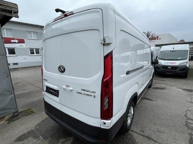 Second-hand Maxus V90 148 CP (108 kW) 2024 Alb Van