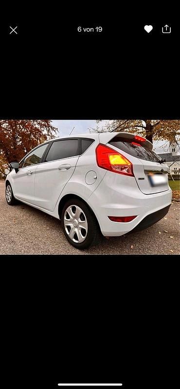 Gebraucht Ford Fiesta 101 PS (74 kW) 2014 Weiß Kleinwagen