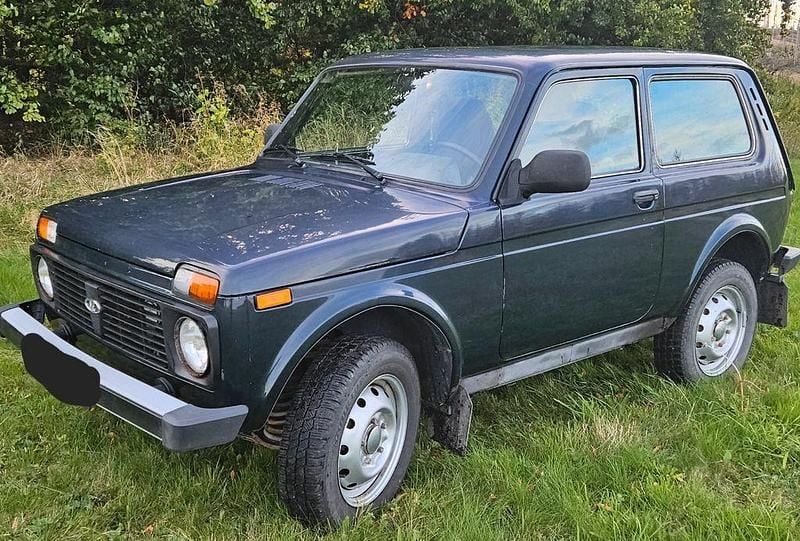 Grün Gebraucht 2015 Lada niva SUV | 8.390 € (Superpreis) - Bild 1/4