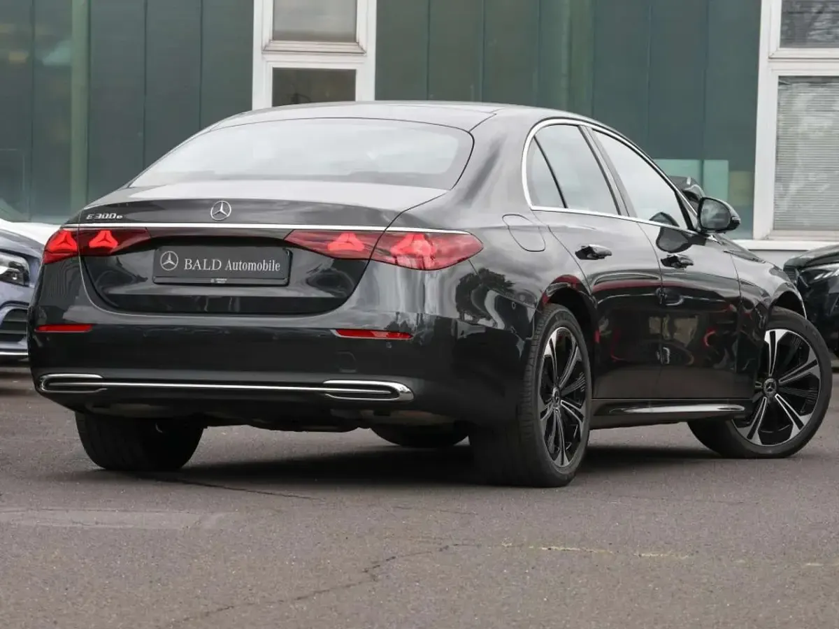 Gebraucht Mercedes E300 Avantgarde 204 PS (150 kW) 2025 Grau Limousine
