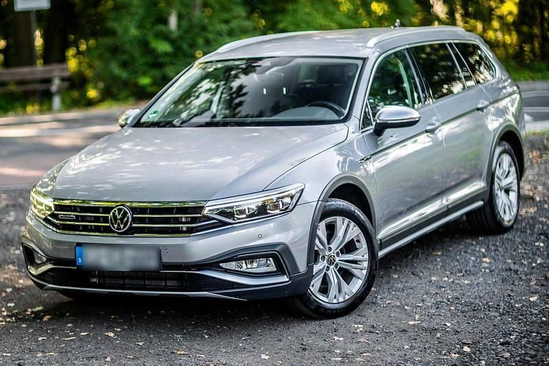 Silber Gebraucht 2021 VW Passat Alltrack Kombi | 23.690 € (Superpreis) - Bild 1/4
