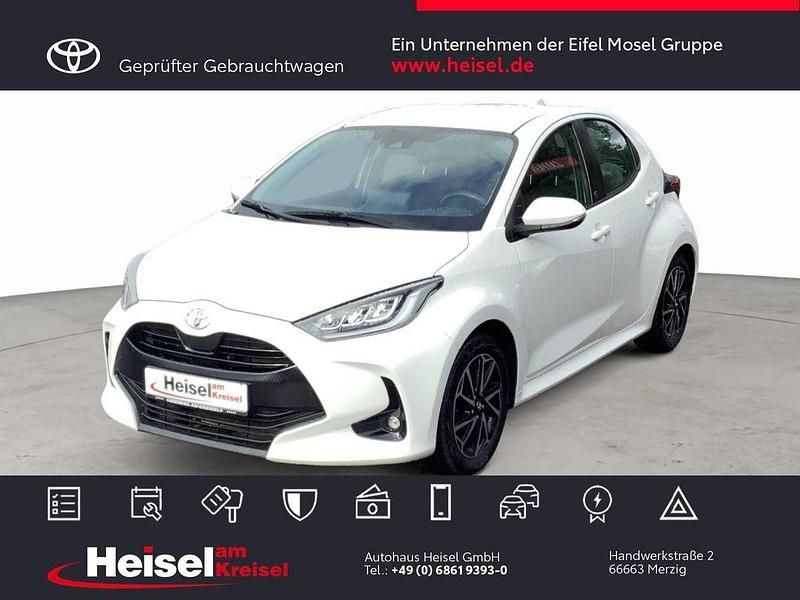 Schneeweiß Gebraucht 2021 Toyota Yaris Basis Limousine | 16.900 € (Etwas zu teuer) - Bild 1/4