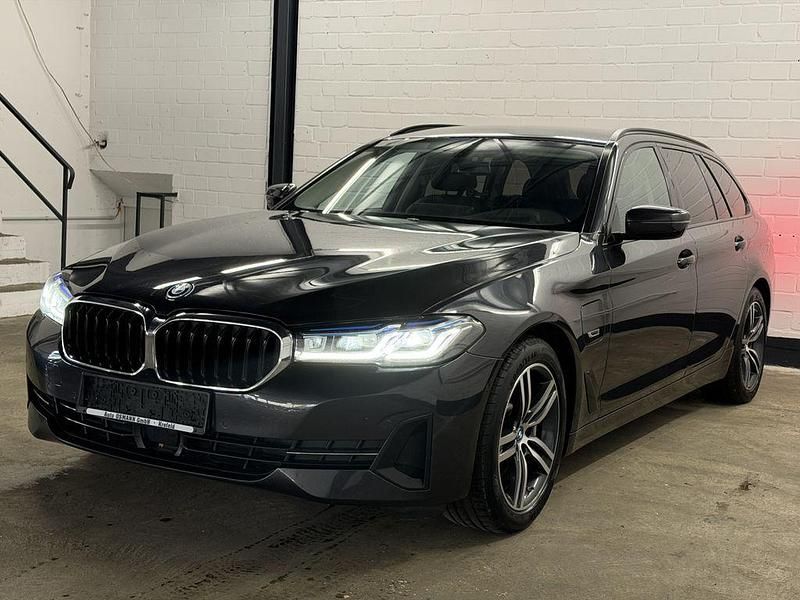 Gebraucht BMW 530e Shadowline 184 PS (135 kW) 2023 Sophistograu brillanteffekt me Kombi