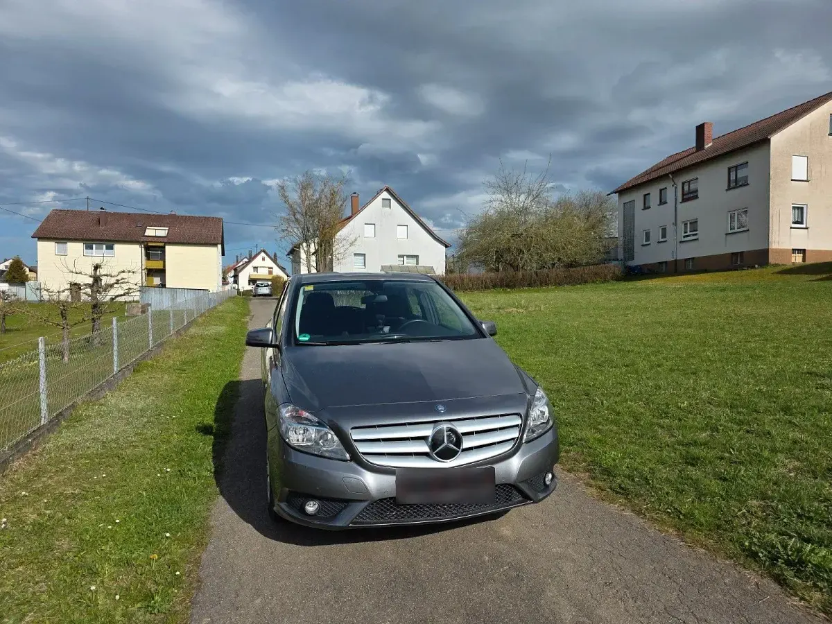 Gebraucht Mercedes B180 122 PS (89 kW) 2012 Grau Kleinwagen