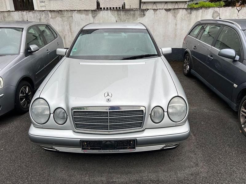 Gebraucht Mercedes 280 204 PS (150 kW) 1999 Silber Limousine