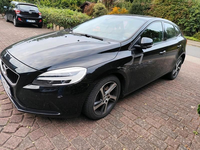 Schwarz Gebraucht 2018 Volvo V40 Kombi | 13.200 € - Bild 1/4