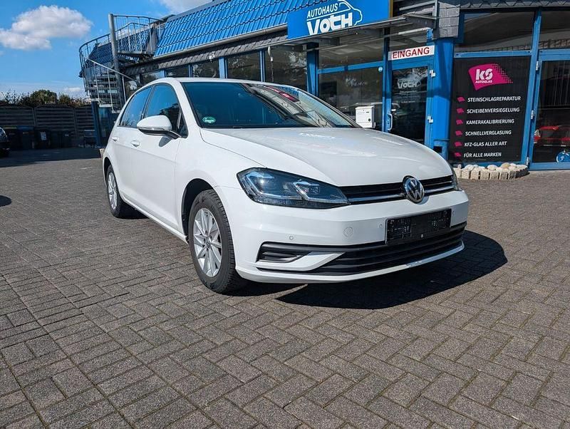 Weiß Gebraucht 2018 VW Golf VII Trendline Limousine | 11.400 € (Guter Preis) - Bild 1/4