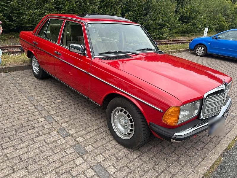 Gebraucht Mercedes E230 140 PS (102 kW) 1983 Rot Limousine