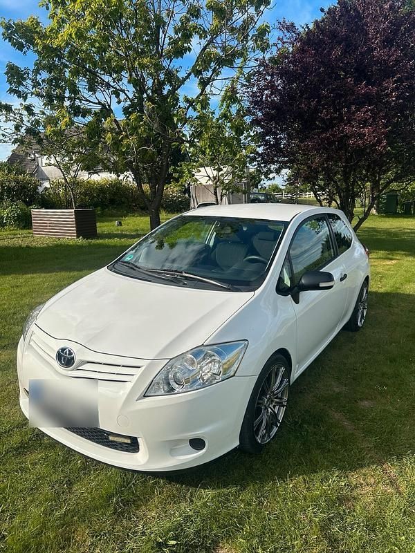 Weiß Gebraucht 2012 Toyota Auris Kleinwagen | 7.900 € (Etwas zu teuer) - Bild 1/4