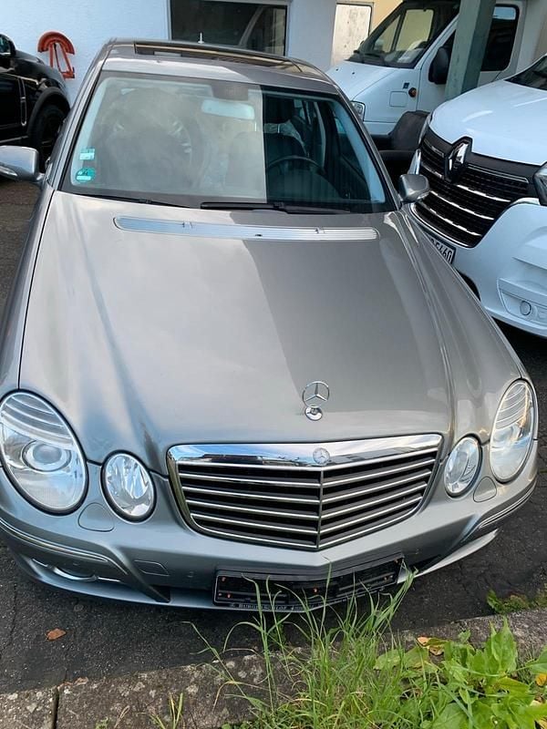 Grau Gebraucht 2008 Mercedes E350 Limousine | 4.999 € (Superpreis) - Bild 1/4