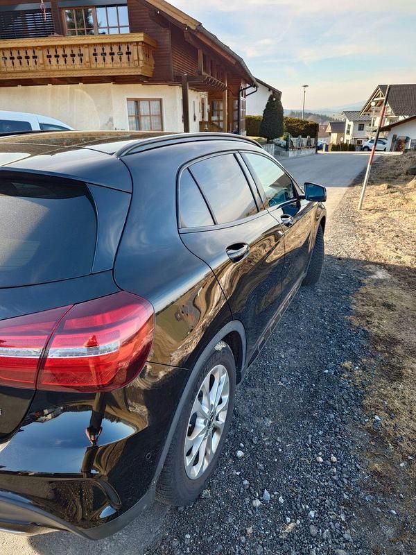 Gebraucht Mercedes GLA180 122 PS (89 kW) 2019 Schwarz SUV