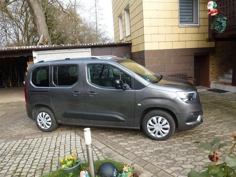 Grau Gebraucht 2021 Opel Combo Life Elegance Van / Kleinbus | 18.900 € (Superpreis) - Bild 1/4