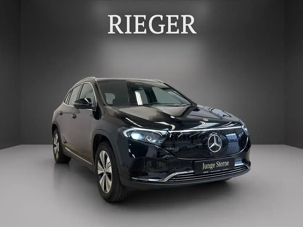 Gebraucht Mercedes EQA300 Advanced 167 kW (228 PS) 2025 Metalliclack kosmosschwarz (metallic) SUV