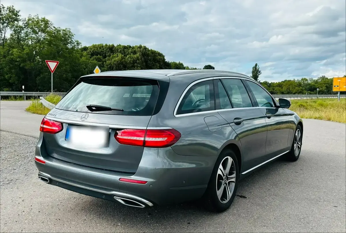 Gebraucht Mercedes E220 194 PS (142 kW) 2019 Grau Kombi
