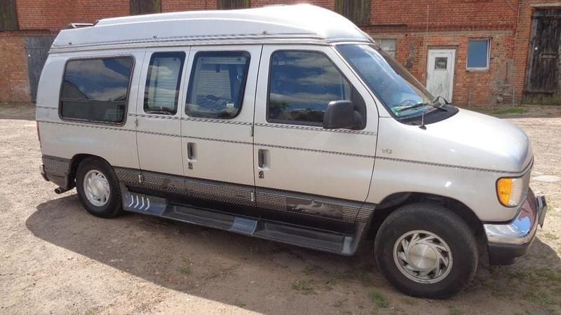 Second-hand Ford Econoline 209 CP (153 kW) 1995 Argintiu Monovolum