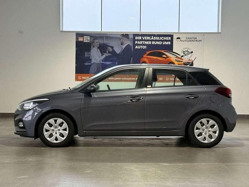 Gebraucht Hyundai i20 Select 75 PS (55 kW) 2020 Grau Kleinwagen