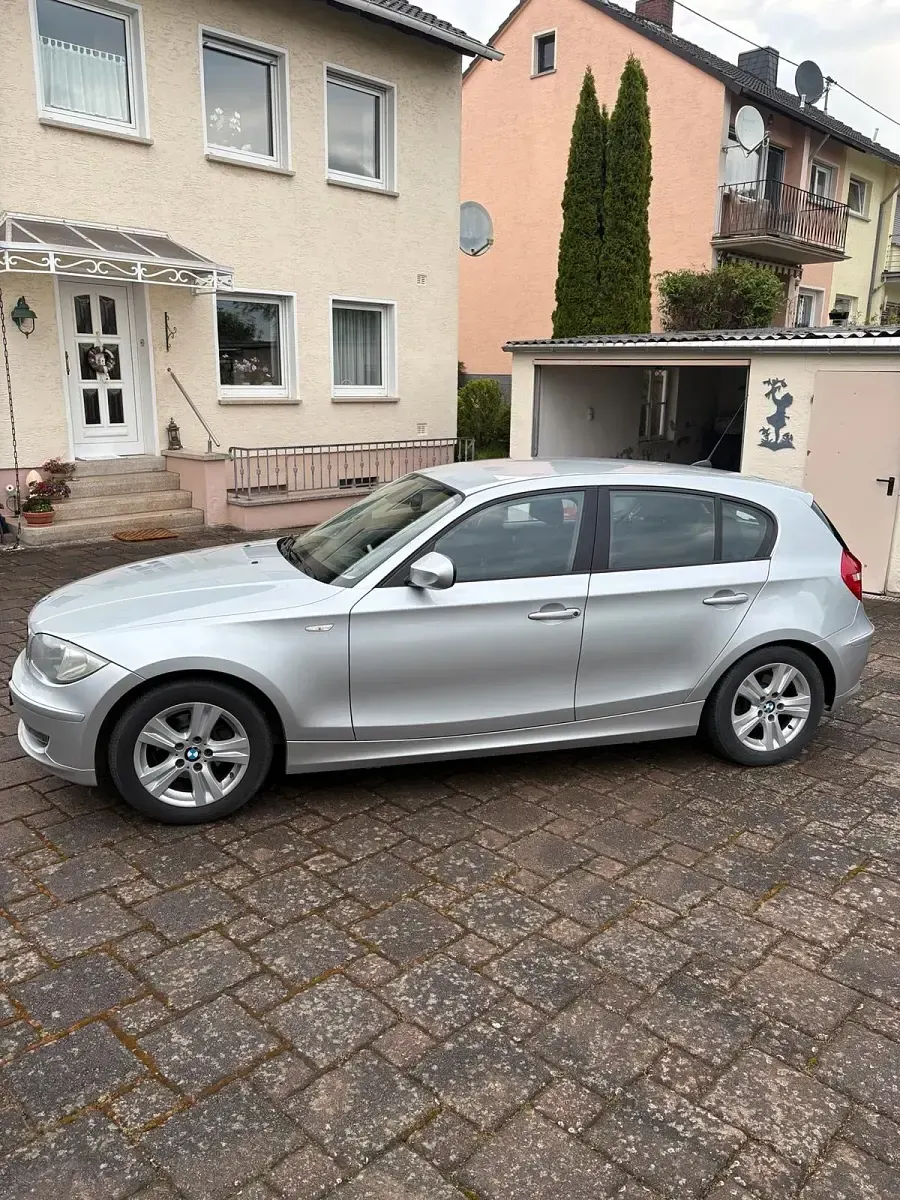Używany BMW 116 122 KM (89 kW) 2011 Srebrny Hatchback