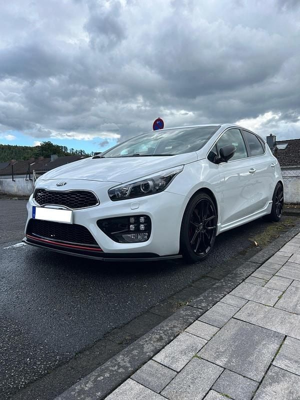 Weiß Gebraucht 2016 Kia Ceed GT GT-Track Limousine | 10.500 € (Guter Preis) - Bild 1/4