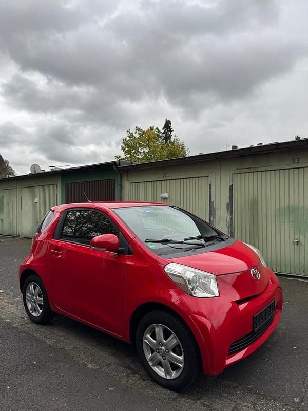 Rot Gebraucht 2011 Toyota iQ Kleinwagen | 4.699 € (Fairer Preis) - Bild 1/4