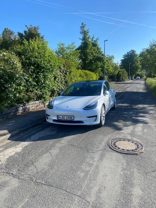 Weiß Gebraucht 2020 Tesla Model 3 Standard Range Plus Limousine | 28.000 € - Bild 1/4
